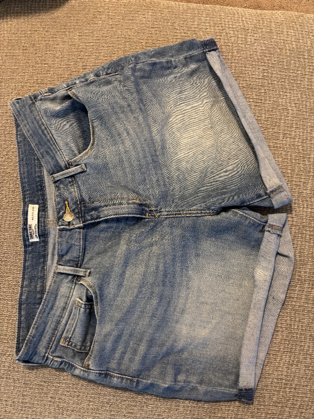 Mid-rise signature shorts